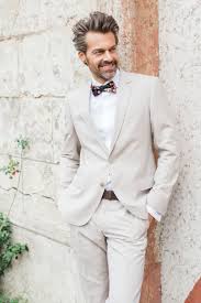 Beige Farbender Anzug Mit Schmalem Revers Festliches Massgeschneidertes Outfit Neu Interpretiert Von The Bloke Brauti Anzug Hochzeit Massanzug Brautigam Anzug