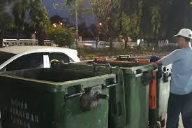 Is the sign or my b*tch friend right? 5 Fakta Tentang Pengadaan Tempat Sampah Buatan Jerman Di Jakarta Halaman All Kompas Com