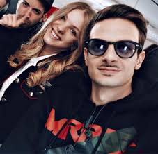 Rovazzi piace anche, e soprattutto, nei panni del figlio sincero e affettuoso, che vive una mancanza incolmabile, ma che non perde il sorriso e la forza per andare avanti. Rovazzi Presenta La Sua Karina Prima Foto Social Di Coppia