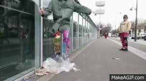Le drapeau reste toute la semaine et intrigue les passants. Salut C Est Cool Techno Toujours Pareil On Make A Gif