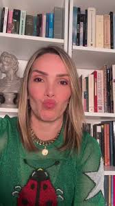 Ahora me gusta más la canción que ayer!! Soy VENEKA y que??? Que viva  @rawayana !! Y el bigotón que se prepare porque la mujer ( esa misma que no  lo deja