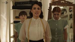 Sira Quiroga Blusa Con Bordados El Tiempo Entre Costuras Capitulo 6 Tiempo Entre Costuras Costura Estilo Antiguo