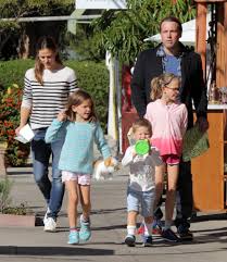Ben affleck batman casting gemacht im internet in einer reihe von lautmalerischen bubbles explodieren wie bam! Kate Beckinsale Ben Affleck Lauft Da Was Kurier At