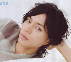 緯來日本台-  #水嶋斐呂從當年橫掃各人氣票選冠軍的超級萬人迷，升格為好丈夫好爸爸，水嶋近年來其實鮮少出現在螢光幕前，讓小編有點扼腕，好歹以前也蒐集了不少他上過的雜誌啊~不過大家現在還是可以去官方IG欣賞他的生活照&親子照唷(還有可愛狗狗照)→https://goo.gl  ...