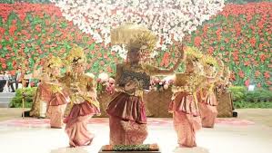 Tanggai adalah salah satu jenis tari tradisional yang berasal dari palembang. Lengkap Tari Gending Sriwijaya Asal Properti Pola Lantai Video