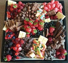 Plateau De Fete Baies Et Bonbons Chocolat Bonbons Et Baies Fraiches Saint Valentin Food Platters Dessert Platter Christmas Food
