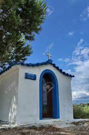 El viceministro de protección civil de grecia, nikos hardalias, ha calificado en la noche de este domingo como difícil la situación en evia, la segunda isla más grande del país. Pequena Iglesia Griega Debajo Del Pino Tomada En La Isla De Evia Grecia Fotos Retratos Imagenes Y Fotografia De Archivo Libres De Derecho Image 91328228