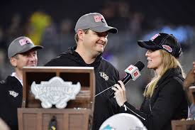 Josh heuplel and bob stoops confer on the sidelines during the university of oklahoma red and. 2ksuawoty6xunm