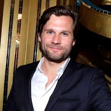 Depuis septembre 2017, intra muros, la dernière création d'alexis michalik, est jouée au théâtre la pépinière. Alexis Michalik 4 Choses Etonnantes A Savoir Sur Cet Ecrivain Et Dramaturge Tres Romantique Femme Actuelle Le Mag