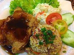 Chicken chop adalah salah satu menu barat yang diubah suai mengikut selera orang malaysia. Nasi Goreng Chicken Chop Restoran Edde Kuantan Facebook