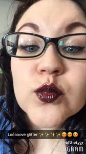 Who could use a little glitter in their life? 😍 I love topping my  favourite colours with out silver glitter gloss! Just look at that sparkle!  😍