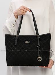 Pierre cardin, adını, kurucusu olan ünlü fransız modacısı pierre cardin'den alır. Black Shoulder Bags Pierre Cardin