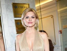 03:30 128 кбит/с 3.2 мб. 43 Letnyaya Irina Krug V Naryade S Glubokim Dekolte Voshitila Zvezd