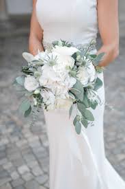 Brautstrauss In Weiss Mit Zweigen Aus Eukalyptus Standesamtliche Hochzeit Brautstrauss Boho Eukalyptus Hochzeit