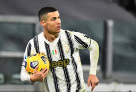 ومن اكثر اللعيبة عندة شعبية جمهيرية هو اللاعب كريستيانو رونالدو. ØµÙˆØ±Ø© Ø±ÙˆÙ†Ø§Ù„Ø¯Ùˆ ÙŠØ¨Ø¯Ø£ Ø§Ø­ØªÙØ§Ù„Ø§Øª Ø±Ø£Ø³ Ø§Ù„Ø³Ù†Ø©