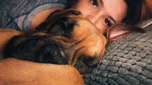 She's a 10 but she uses small spoons because big spoons give her bad vibes  😖