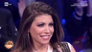 Jun 26, 2021 · flora canto è un'attrice e conduttrice italiana, nota al grande pubblico anche per essere la moglie di enrico brignano, un amore bellissimo che va avanti da tempo e che ha già portato alla. Chi E Flora Canto Biografia Eta Figli Enrico Brignano E Parto