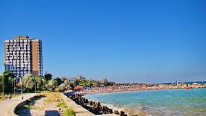 Acesta are o recepţie cu program nonstop şi un restaurant care serveşte specialităţi româneşti. O MulÈ›ime De Posturi Vacante La Centrele Mai Diana Saturn Piersicul Neptun È™i Meridian Mamaia