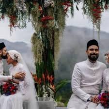 Berkat doa mereka, hari ini saya selamat bertunang dengan adam sinclair, kata yuna. Pernikahan Yuna Dan Adam Sinclair Di Puncak Rimba