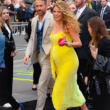 Lively's parents, talent scout elaine lively and actor and director ernie lively, taught acting classes, which they brought their young daughter to quite. ÙÙŠ ÙŠÙˆÙ… ÙˆØ§Ø­Ø¯ Ø¨Ù„ÙŠÙƒ Ù„ÙŠÙÙ„ÙŠ ØªØ¹Ù„Ù† Ø­Ù…Ù„Ù‡Ø§ Ø¨Ø·ÙÙ„Ù‡Ø§ Ø§Ù„Ø«Ø§Ù„Ø« ÙˆÙƒÙŠØ±Ø§ Ù†Ø§ÙŠØªÙ„ÙŠ ØªÙ†ØªØ¸Ø± Ù…ÙˆÙ„ÙˆØ¯Ù‡Ø§ Ø§Ù„Ø«Ø§Ù†ÙŠ Ù…Ø¬Ù„Ø© Ù‡ÙŠ