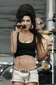 La journée de la robe. Le Look D Amy Winehouse A La Loupe L Express Styles