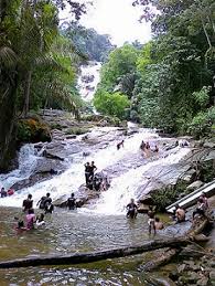 Aliran airnya terus mengalir menuju ke arah sungai yang tepat berada di bawahnya, warnanya pun putih bersih. åŽ¶zur Like Iä¸ƒ Senarai Air Terjun Di Perak Malaysia