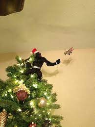 The Couple Who Improvised The Perfect Tree Topper Funny Christmas Tree Funny Christmas Decorations Creative Christmas Trees