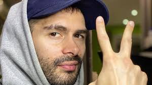 Byealex és a slepp ▏500 fős limitált koncert. Byealex Elegedett Vagyok Azzal Ami A Labam Kozott Van 24 Hu