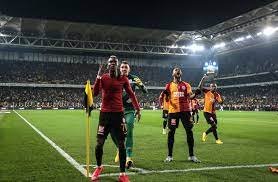 Fenerbahçe'nin kalecisi altay bayındır, takım arkadaşları ile bir görüşme yaptı. Sporx On Twitter Ridvan Dilmen Fatih Terim Benim En Buyuk Silahim Onyekuru Dedi Onyekuru Da Dakika 2 De Karsi Karsiya Dakika 90 8 De Karsi Karsiya Kaldi 4 Kez Karsi Karsiya Geldi Altay La 1 Ini Yapti