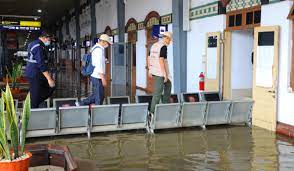 Siapa sangka ganjar pranowo punya hobi mendaki gunung dan berkemah saat ia masih kuliah. Betapa Kagetnya Pak Ganjar Menemukan Penyebab Lambannya Penanganan Banjir Di Semarang Jpnn Com