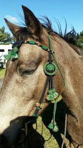 Braiding paracord in this way is fairly common. Paracord Braided Bridle In Emerald Green Tan And Black With Alamar Knot Browband Couro