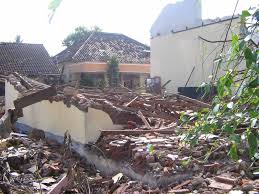 Seperti adanya banjir di kota akibat manusia yang membuang sampah di sungai, atau banjir tanah longsor akibat manusia menggunduli hutan. Bencana Alam Bahasa English 20 Kosakata Bencana Alam Dalam Bahasa Inggris