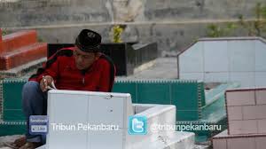 Dalam mimpinya ia melihat para ahli kubur sedang berebut dan memungut berbagai berangkatlah sang alim ini menuju pasar x dan tidak perlu waktu lama untuk menemukan penjual kue di sana. Doa Ziarah Kuburan Umum Dan Pendek Serta Adab Ziarah Kuburan Dilengkapi Dengan Bacaan Arab Dan Latin Tribun Pekanbaru