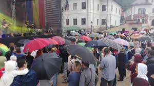 Un scurt fragment din spectacolul susținut de cenaclul flacăra în siminicea pe data de 15 august 2016. Folk Cu Ploaie Au RÄƒmas Sub Umbrele È™i Copaci SÄƒ VadÄƒ Cenaclul FlacÄƒra