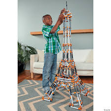 La torre eiffel, alta 150 cm, e il ponte di sydney, lungo 142 cm. Engino Deluxe Architecture Set Mindware