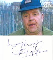 GEOFFREY HUGHES ( KEEPING UP APPEARANCES ) SIGNED WHITECARD + PHOTO
