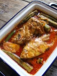Panaskan minyak dalam periuk, tumisan bahan tumbuk kasar bersama bunga lawang, kayu. Kari Ikan Merah Azie Kitchen