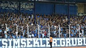 Adana demirsporun antreman sağasının yanında çok bilinmeyen asker osmanın yeri vardır köfteleri pek bir şeye taraftarlarinin sadece demirspor dedigi takim. Adana Demirspor Un Taraftar Grubu Simsekler Den Cocuklar Usumesin Kampanyasi