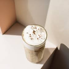 Geschmacklich ist er seiner klassischen verwandtschaft jedoch eine nuance voraus.… The Coconut Coffee Trend In New York Los Angeles Chicago And Austin Vogue