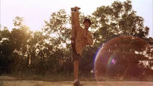 A young shaolin follower reunites with his discouraged brothers to form a soccer team using their martial art skills to their advantage. Aom Movies Et Al Shaolin Soccer 2001
