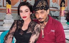 Sidang kasus dugaan ujaran kebencian dengan jerinx sid terlihat mengenakan seragam tahanan, tangan diborgol dan menggunakan masker di dagu ketika. Nora Alexandra Beber Perkataan Romantis Jerinx Sid Yang Bikin Dirinya Malu Malu Tapi Mau