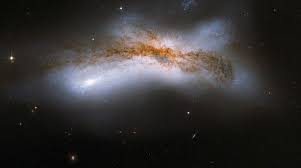 A la hora de observar una galaxia lo suyo sería ir probando diferentes aumentos para ver con qué ocular. Atlas Of Peculiar Galaxies Wikiwand