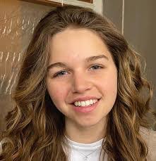 Chloe Merrill's Instagram, Twitter & Facebook