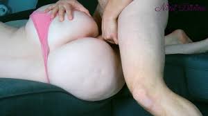 Je filme en gros plan l’énorme cul de ma belle-mère en train de baiser !