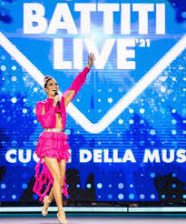 La showgirl ha rivelato alcune indiscrezioni sul suo futuro. Elisabetta Gregoraci Incanta A Battiti Live Ma Web Critica