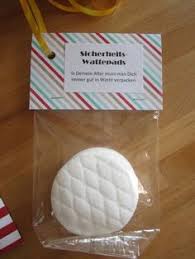 Stempelhex Mit Farbenklex Uberlebenspaket Fur Den Mann Ab 60 Geschenke Geschenke Zum Geburtstag Kleine Geschenke