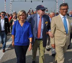 Ze is een moderne burgemeester. Hilde Crevits 40 Jaar Burgemeester Leopold Lippens Van Facebook