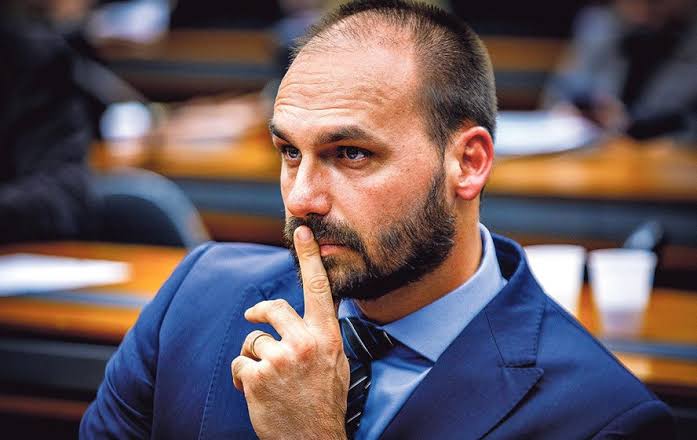 Hugo Motta envia ao Conselho de Ética pedidos de cassação contra Eduardo Bolsonaro