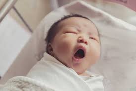 Bayi usia cukup bulan (9 bulan) secara teori tidak mungkin terjadi paru2 yang belum mengembang. Cara Bedong Bayi Yang Baik Dan Benar Hello Sehat