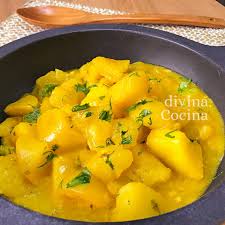 La patata es uno de los ingredientes más versátiles que tenemos en la cocina, admite. Patatas Guisadas En Amarillo Recetas Faciles Reunidas